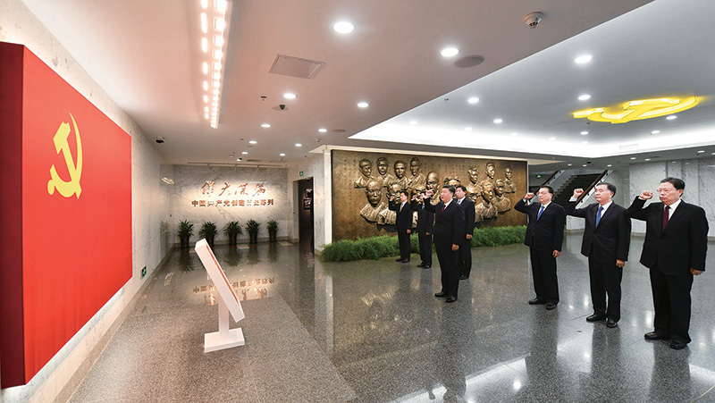 2017年10月31日，中共中央總書記、國家主席、中央軍委主席習(xí)近平帶領(lǐng)中共中央政治局常委李克強、栗戰(zhàn)書、汪洋、王滬寧、趙樂際、韓正，瞻仰上海中共一大會址和浙江嘉興南湖紅船。這是31日上午，在上海中共一大會址紀(jì)念館，習(xí)近平帶領(lǐng)其他中共中央政治局常委同志一起重溫入黨誓詞。 